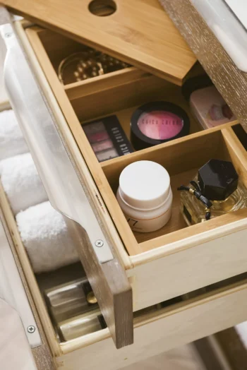 Columbia 36" Single Vanity, Latte Oak w/ Glossy White Composite Stone Top - Image 5