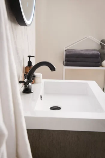 Chianti 24" Single Vanity, Whitewashed Walnut w/ White Glossy Composite Stone Top - Image 4